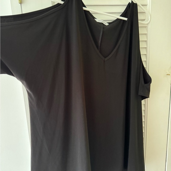 Black cold shoulder shirt - Picture 1 of 4